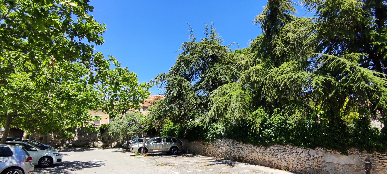 batiments la résidence Jehan Rippert parking village - St Saturnin les Apt Ehpad en Vaucluse