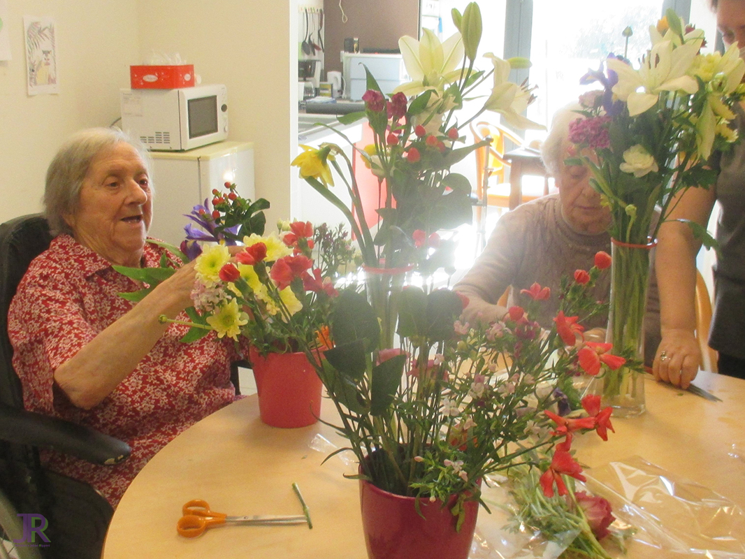 Atelier fleurs Vie au quotidien de la résidence Jehan Rippert - St Saturnin les Apt Ehpad en Vaucluse